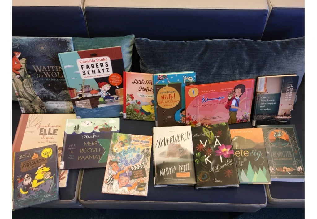 monikielisiä kirjoja sohvalla