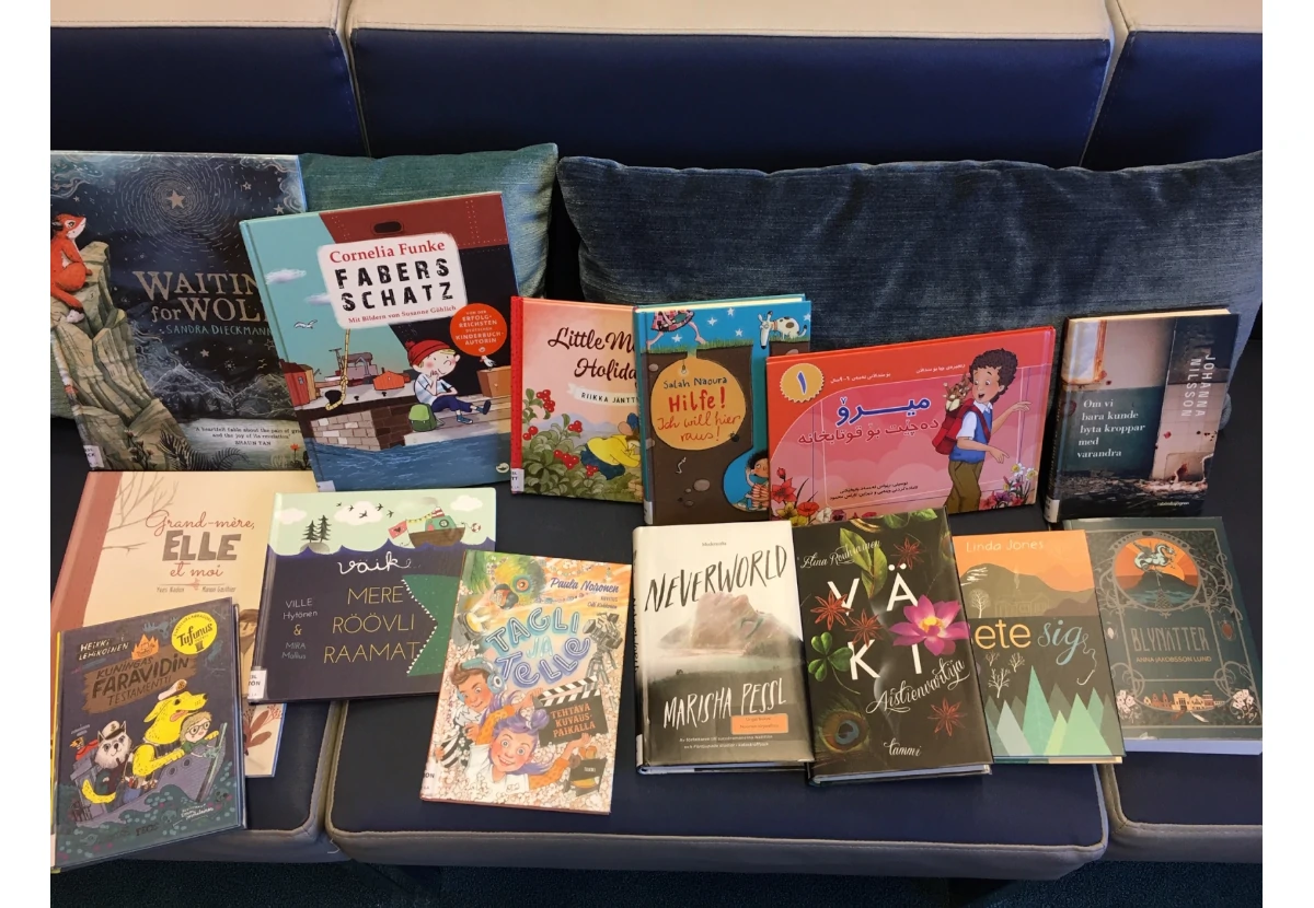 monikielisiä kirjoja sohvalla