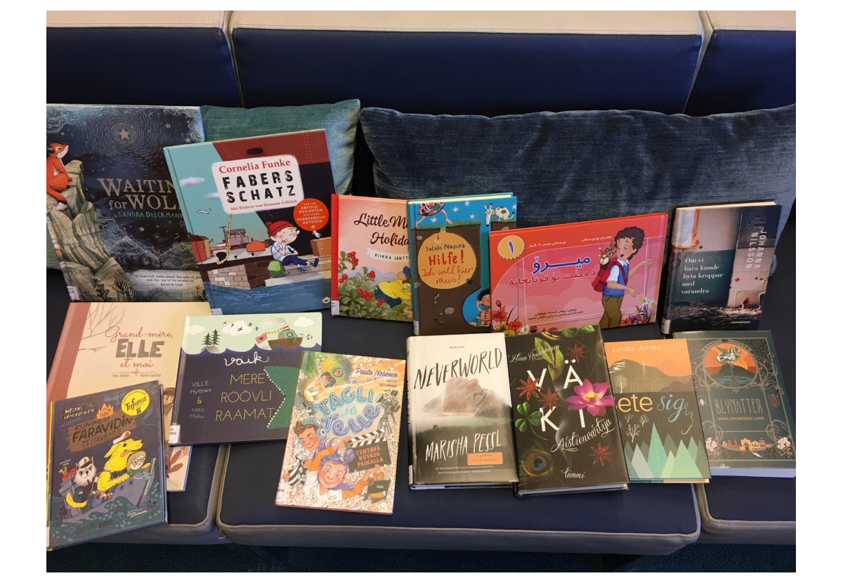 monikielisiä kirjoja.