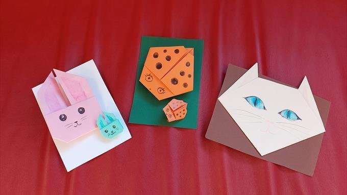 Eri värisiä korttipohjia, joissa päällä eläimien kuvia. Kuva: Emilia Hongisto.