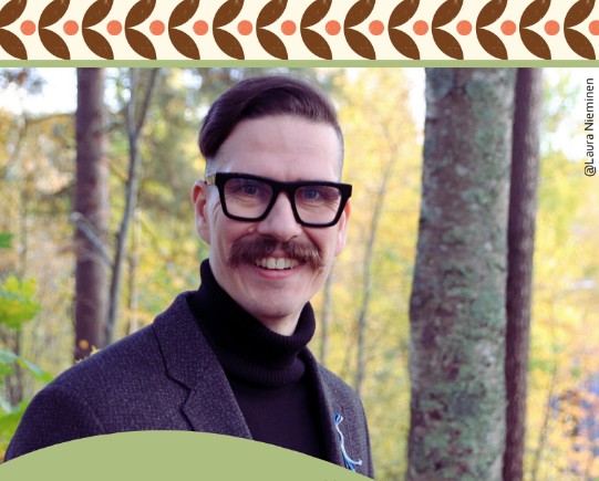 Tietokirjailija Aleksi Palokangas kuvattuna metsäisessä ympäristössä.