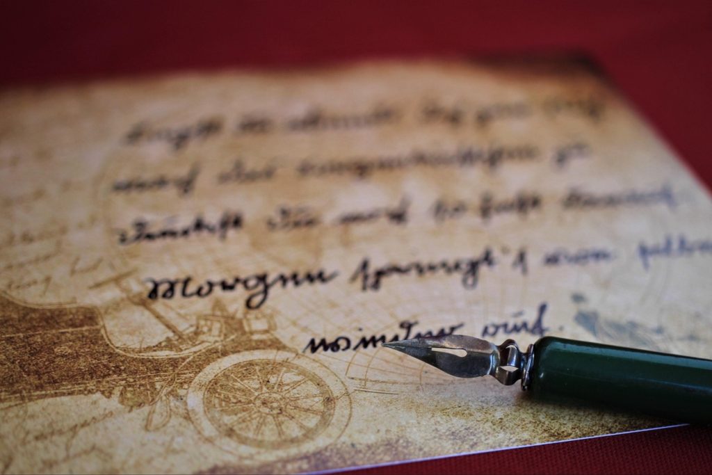 Vanhalla paperilla on koristeellista kirjoitusta.